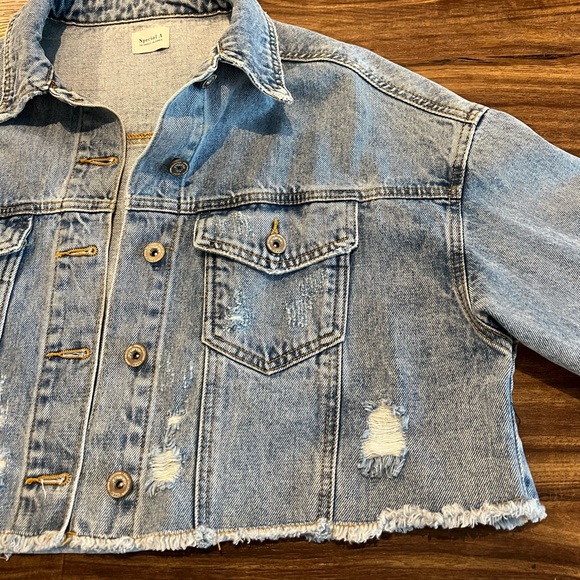 Revolve Oversized Distressed Cropped Denim Jacket NEVER WORN - Picture 6 of 9